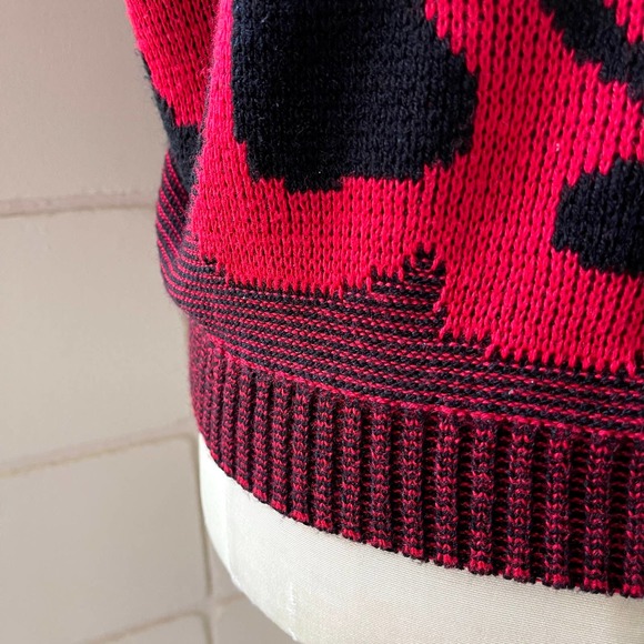 Vintage 80s Black and Red Mod Look Floral Sweater Dolman Short Sleeves Size M L - Picture 5 of 10